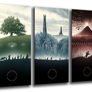 Può includere: Un set di tre stampe d'arte minimaliste che raffigurano scene de Il Signore degli Anelli. Il primo pannello mostra un albero verde su una collina con un gruppo di figure che camminano in primo piano. Il secondo pannello mostra una torre in lontananza con una foresta in primo piano. Il terzo pannello mostra un vulcano in eruzione con una figura a cavallo in primo piano. Tutti e tre i pannelli presentano il simbolo dell'Unico Anello.