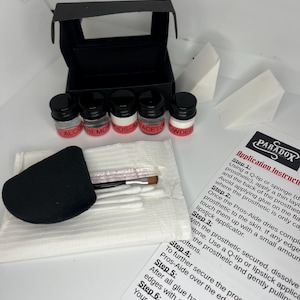 Puede incluir: Un juego de caja negra que contiene pequeños frascos etiquetados ALCO, REMOV, IOS-A, ACETO y OWDER. El juego incluye aplicadores, una esponja negra e instrucciones para aplicar una prótesis.