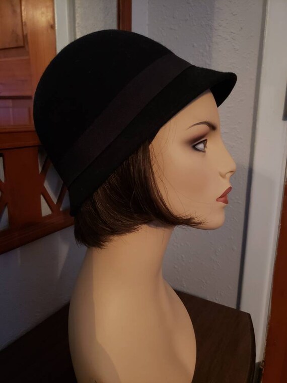 Flapper Cloche and Wig - image 6