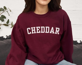 Bluza unisex z okrągłym dekoltem Cheddar Collegiate | Bluza dla miłośników sera | Prezenty dla smakoszy | Zabawna bluza z jedzeniem | Miłośnik desek serowych