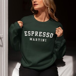 Sudadera con cuello redondo estilo universitario Espresso Martini / Suéter de cóctel / Suéter con cuello redondo para la hora feliz / Regalo para tu mejor amigo / Regalo de camarero