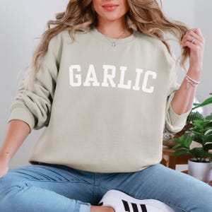 Sudadera unisex con cuello redondo de Garlic Collegiate / Regalos para amantes de la comida / Regalos para chefs / Suéter de cocinero casero / Jardinero de vegetales / Chica de ajo