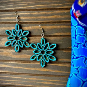 Tranquillità turchese: orecchini di carta quilling fatti a mano con design mandala