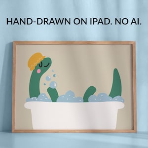 Könnte beinhalten: Ein gerahmter Druck mit einer Cartoon-Illustration einer grünen Kreatur in einer weißen Badewanne mit blauen Blasen. Die Kreatur trägt eine gelbe Duschhaube. Der Text oben lautet: HAND-DRAWN ON IPAD. NO AI.