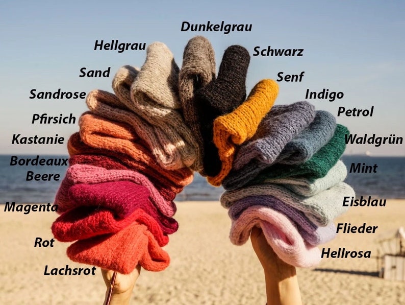 Puede incluir: Una colecci&oacute;n de ovillos de lana en varios colores, incluyendo arena, rosa arena, melocot&oacute;n, casta&ntilde;o, burdeos, magenta, rojo, salm&oacute;n, gris claro, gris oscuro, negro, mostaza, &iacute;ndigo, petr&oacute;leo, verde bosque, menta, azul claro, lila y rosa.