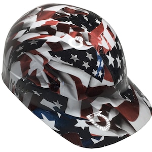 Peut inclure: Un casque de chantier blanc avec un motif de drapeau américain rouge, blanc et bleu. Le casque a une visière et une sangle noire réglable.