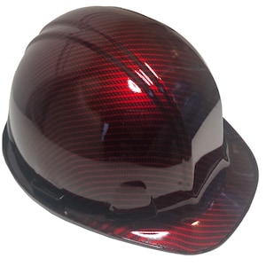 Könnte beinhalten: Roter Sicherheitshelm mit einem Karbonfaser-Muster. Der Helm hat einen schwarzen Rand und einen schwarzen Riemen.