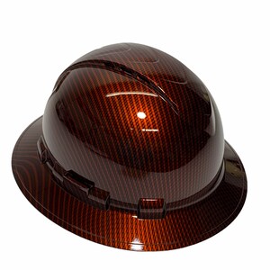 Könnte beinhalten: Glänzender, breitkrempiger Schutzhelm mit einem Karbonfasermuster in Braun- und Orangetönen. Der Bauhelm hat eine glatte, reflektierende Oberfläche und ist für den Bau- oder Industrieeinsatz konzipiert.