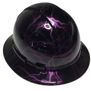 Könnte beinhalten: Ein schwarzer Helm mit einem violetten Blitzmuster. Der Helm hat einen Rand und ein Aufhängungssystem.