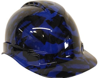 Può includere: Un casco da lavoro blu e nero mimetico con visiera.