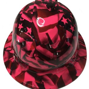 Könnte beinhalten: Ein rosa Schutzhelm mit einem schwarz-rosa amerikanischen Flaggenmuster.