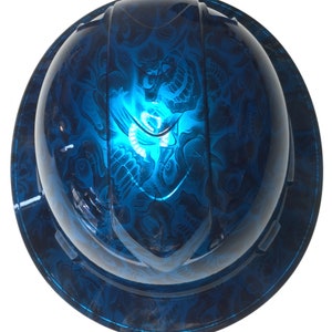 Puede incluir: Casco de seguridad azul con un diseño de calavera y llamas.