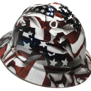 Puede incluir: Un casco blanco con un dise&ntilde;o de bandera americana roja, blanca y azul. El dise&ntilde;o de la bandera es un primer plano de la bandera americana con las estrellas y las rayas.