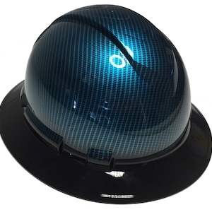Könnte beinhalten: Ein blauer und schwarzer Helm mit einem Karbonfaser-Muster. Der Helm hat einen schwarzen Rand.