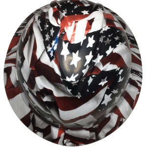 Puede incluir: Un casco de seguridad con un dise&ntilde;o de bandera estadounidense. La bandera est&aacute; impresa en rojo, blanco y azul con estrellas y rayas.
