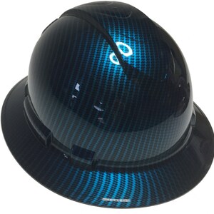 Könnte beinhalten: Ein blauer Helm mit einem Karbonfaser-Muster. Der Helm hat einen breiten Rand und ein schwarzes Band.