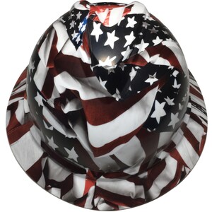 Puede incluir: Un casco de obra con un gr&aacute;fico de la bandera estadounidense. La bandera est&aacute; impresa en rojo, blanco y azul con estrellas y rayas.