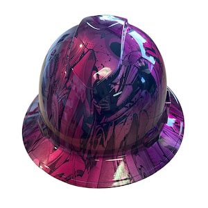 Puede incluir: Un casco de seguridad con un diseño abstracto en rosa y negro. El casco tiene un acabado brillante.