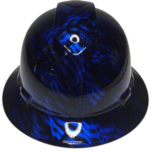 Könnte beinhalten: Ein blauer Schutzhelm mit einem schwarz-blauen amerikanischen Flaggenmuster. Der Helm hat einen Rand und ein Aufhängungssystem.