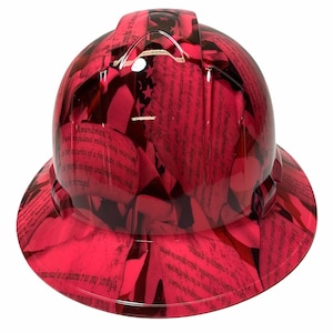 Könnte beinhalten: Ein Schutzhelm mit einem rot-weiß-blauen Tarnmuster, das den Text des Ersten Zusatzartikels der US-Verfassung zeigt. Der Helm besteht aus strapazierfähigem Kunststoff und hat eine leuchtend rote Farbe.