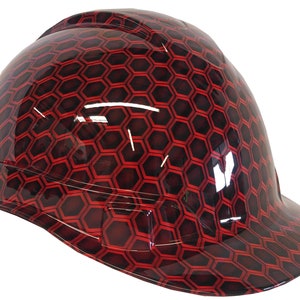 Puede incluir: Casco de seguridad rojo con un patrón de panal negro y rojo.