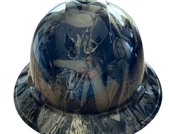 Pode incluir: Um capacete preto com um design gráfico dourado e preto que apresenta uma mulher. O design inclui detalhes intrincados e uma estética vintage.