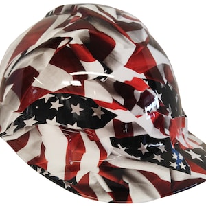 Könnte beinhalten: Ein Bauhelm mit einem rot-weiß-blauen amerikanischen Flaggenmuster. Die Flagge ist auf der gesamten Oberfläche des Helms, einschließlich des Schirms, aufgedruckt.