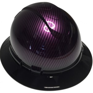 Puede incluir: Casco de seguridad negro brillante con ala ancha. La parte superior del casco presenta un patrón de fibra de carbono morado y negro. Diseñado para la construcción o la industria.