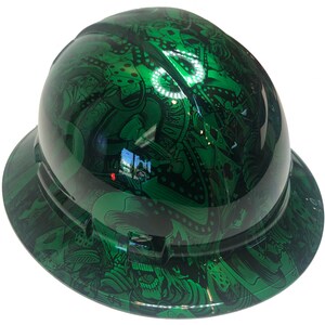 Könnte beinhalten: Grüner Schutzhelm mit einem schwarz-grünen Muster. Das Muster zeigt Spielkarten, Würfel und andere Glücksspielsymbole.