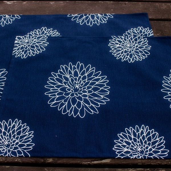 Set von 4 blauen Tischsets, handgemachte Speisebedarf, rustikale Landhausstil, weiße Blumen und dunkelblaue Farben, Tischwäsche, Home Textiles