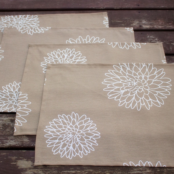 Ein Beige Tischmatte, handgemachte Speisebedarf, rustikale Landhausstil, weiße Blumen und Beige Farben, Tischwäsche, Home Textiles