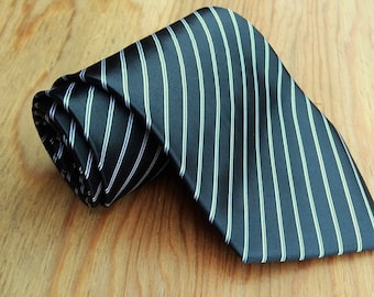 Corbata de seda a rayas vintage, en blanco y negro, hecha a mano en Tailandia. Accesorios para corbatas. Corbatas para hombre. Corbatas vintage para hombre. Corbata retro.