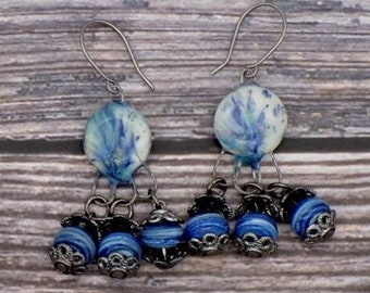 Boucles d'oreilles pendantes fabriquées à la main - Perles en céramique artisanales - Perles de verre à effet effet - Casquettes en argent vieilli - Fils d'oreilles en titane hypoallergéniques faits main