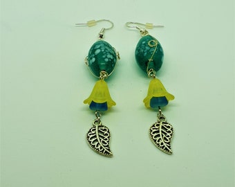 Boucles d'oreilles pendantes longues- Perle de verre indienne- Fil enroulé- Fleur de Lucite jaune- Perle de cloche de verre tchèque bleu- Feuille d'argent