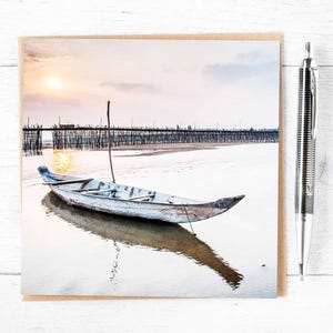 Biglietto di auguri con barca da pesca in legno, cartolina con paesaggio cambogiano, avventuriero, escursionista, camminatore e trekking, ideale per la festa del papà o per il compleanno.
