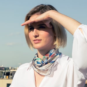 Pañuelo de seda cuadrado azul, Regalo de cumpleaños para ella, Pañuelo estampado geométrico, Diseño modernista Gaudi Barcelona