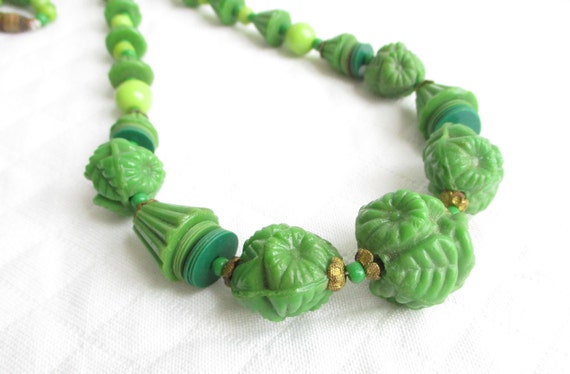 Antique Green Bakelite Molded Necklace - Gorgeous… - image 8