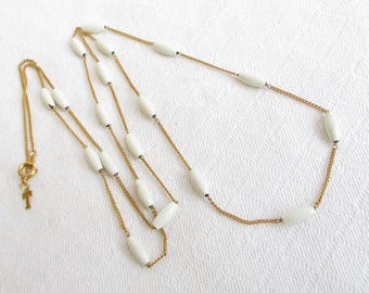 Collana vintage con catena in oro firmata Trifari, lunga 30 pollici, con perline di vetro - Etichetta a T - Gioielli d'epoca di New York