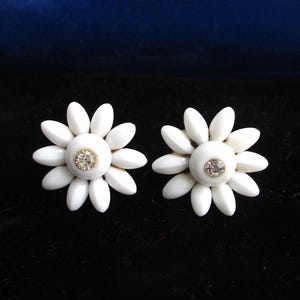 Vintage Blumen Ohrringe mit Milchglas und Strass