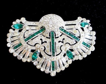 Precioso broche vintage Art Déco verde esmeralda y pedrería transparente - 2 1/2" de ancho - NY Estate Jewelry