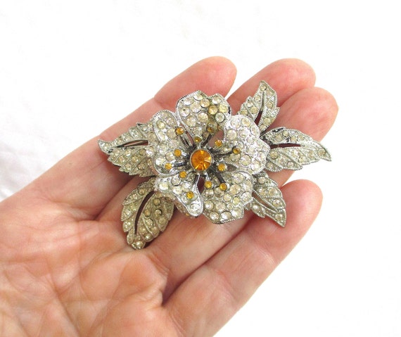 Trembler brooch discount