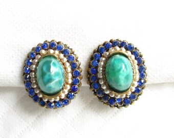 Pendientes vintage con cierre de clip, cabujones abovedados de vidrio verde jaspeado, perlas y diamantes de imitación de zafiro. Joyería de segunda mano de Nueva York.