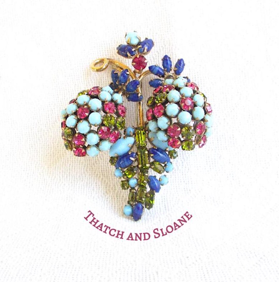 Schreiner Jewelry of New York ヴィンテージブローチ Vintage Signed Schreiner New York Brooch White Satin Glass