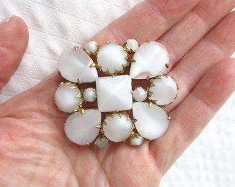 Hermoso broche vintage de vidrio blanco nube y metal dorado: piedras invertidas, monturas traseras con forma de cupcake y puntas ornamentadas - Joyas patrimoniales de Nueva York