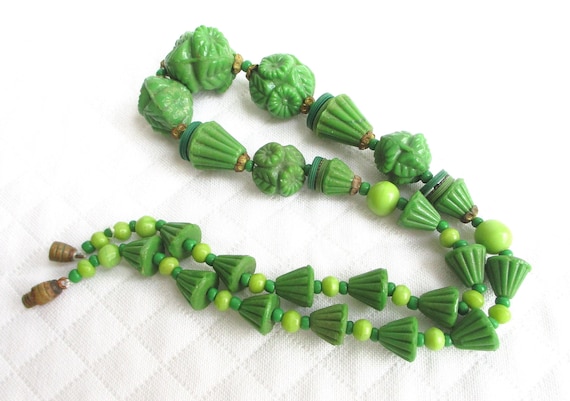 Antique Green Bakelite Molded Necklace - Gorgeous… - image 3