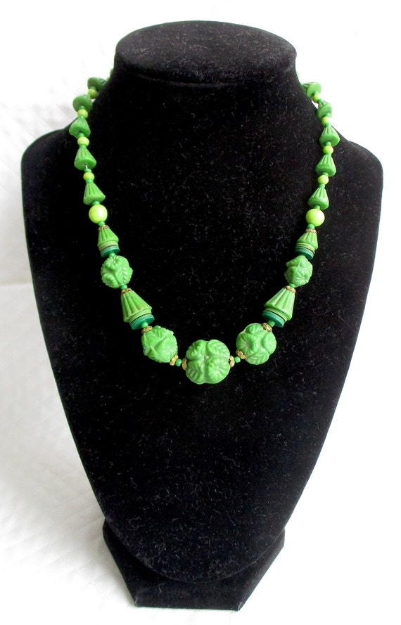 Antique Green Bakelite Molded Necklace - Gorgeous… - image 2