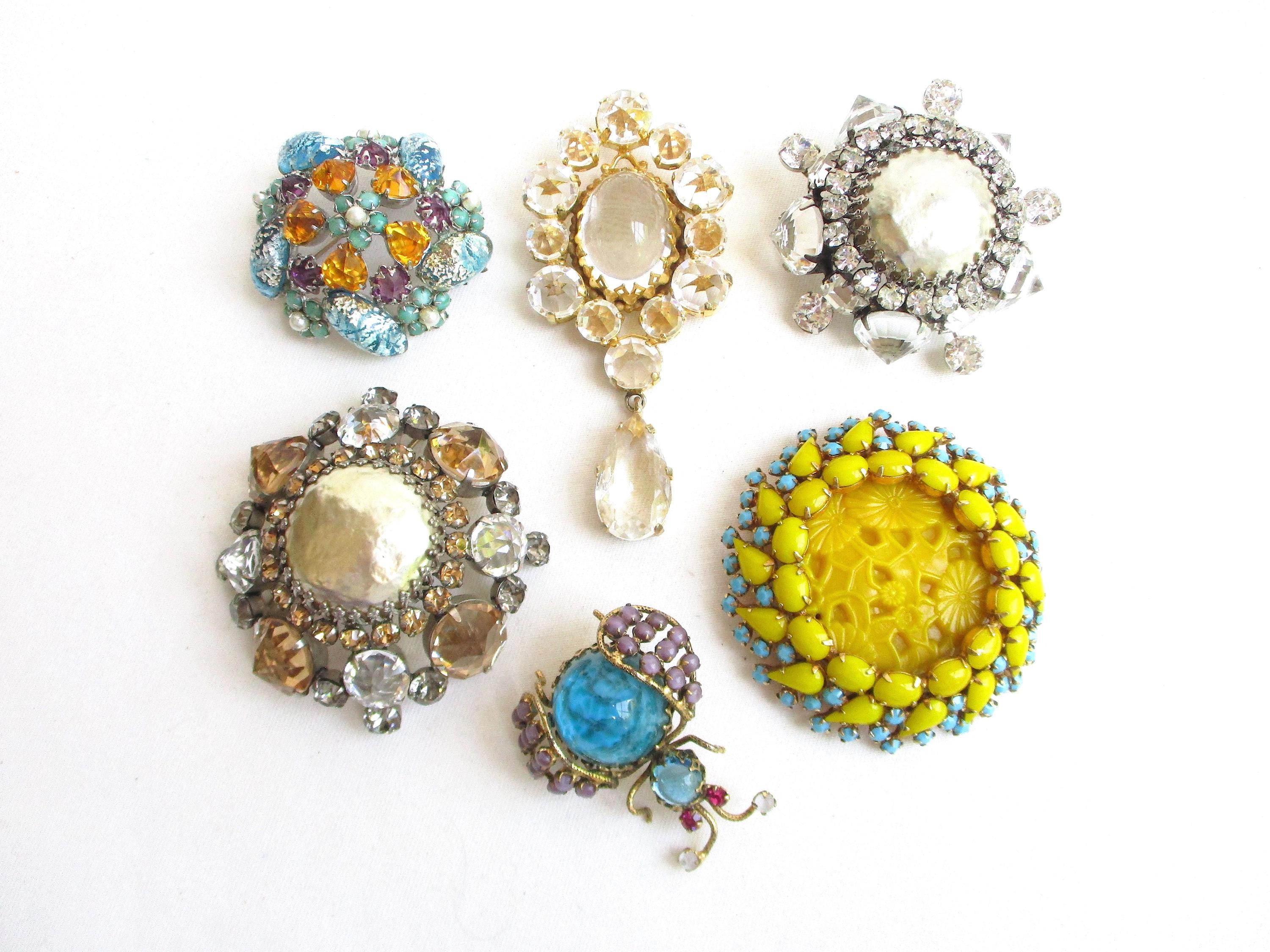SCHREINER NEW YORK ヴィンテージブローチ　シュライナー　他2点 Vintage Signed Schreiner New York Brooch White Satin Glass