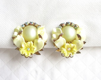 Boucles d'oreilles clip superposées vintage lune jaune et fleur - Accents de strass - Bijoux immobiliers NY