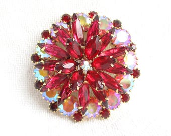 Broche vintage floral en capas rojo rubí y aurora boreal - Engaste de oro - Joyería antigua de Nueva York