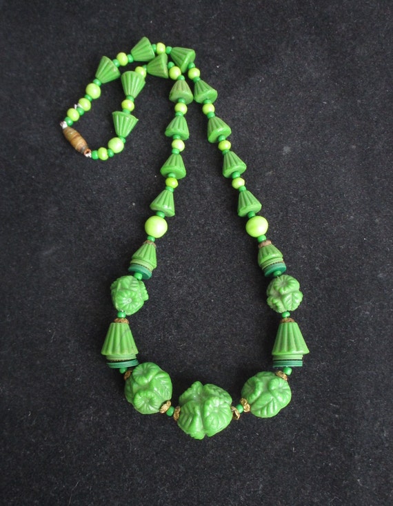 Antique Green Bakelite Molded Necklace - Gorgeous… - image 7